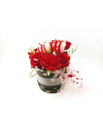 Κουτί με τριαντάφυλλα και καρδούλες