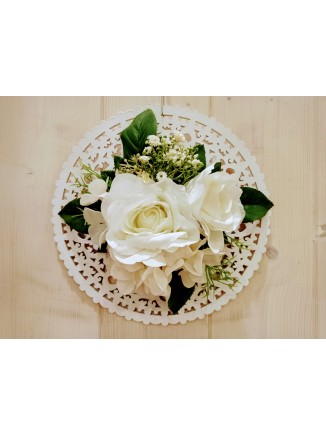 Ξύλινη βάση με τριαντάφυλλα λευκά