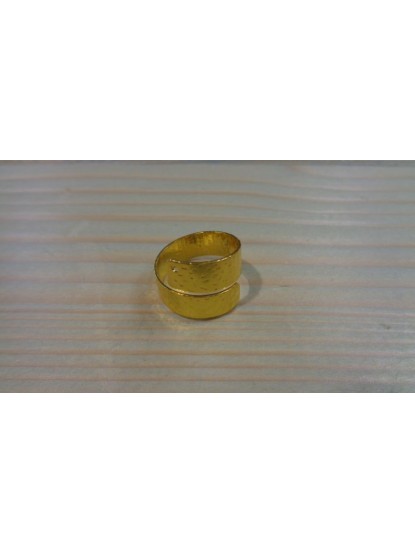 Δαχτυλίδι σφυρήλατο χρυσό στριφτό με τρυπούλα