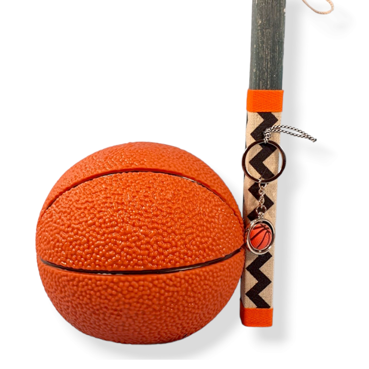 Πασχαλινή λαμπάδα με κουμπαρά και μπρελόκ μπάλα μπάσκετ